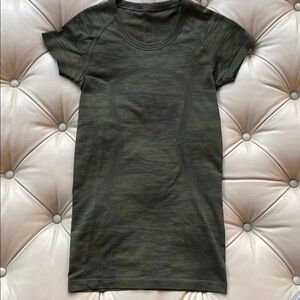 Lululemon Camouflage Green Short Sleeve Top Size 4